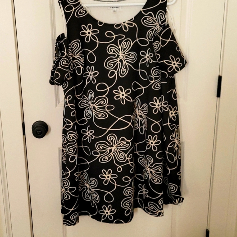 Beautiful black/cream dress size 2X fits like an 18/20